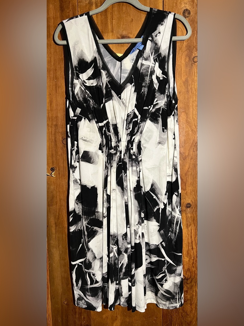 Simply Vera Vera Wang Black & White V-Neck Abstract Print Dress